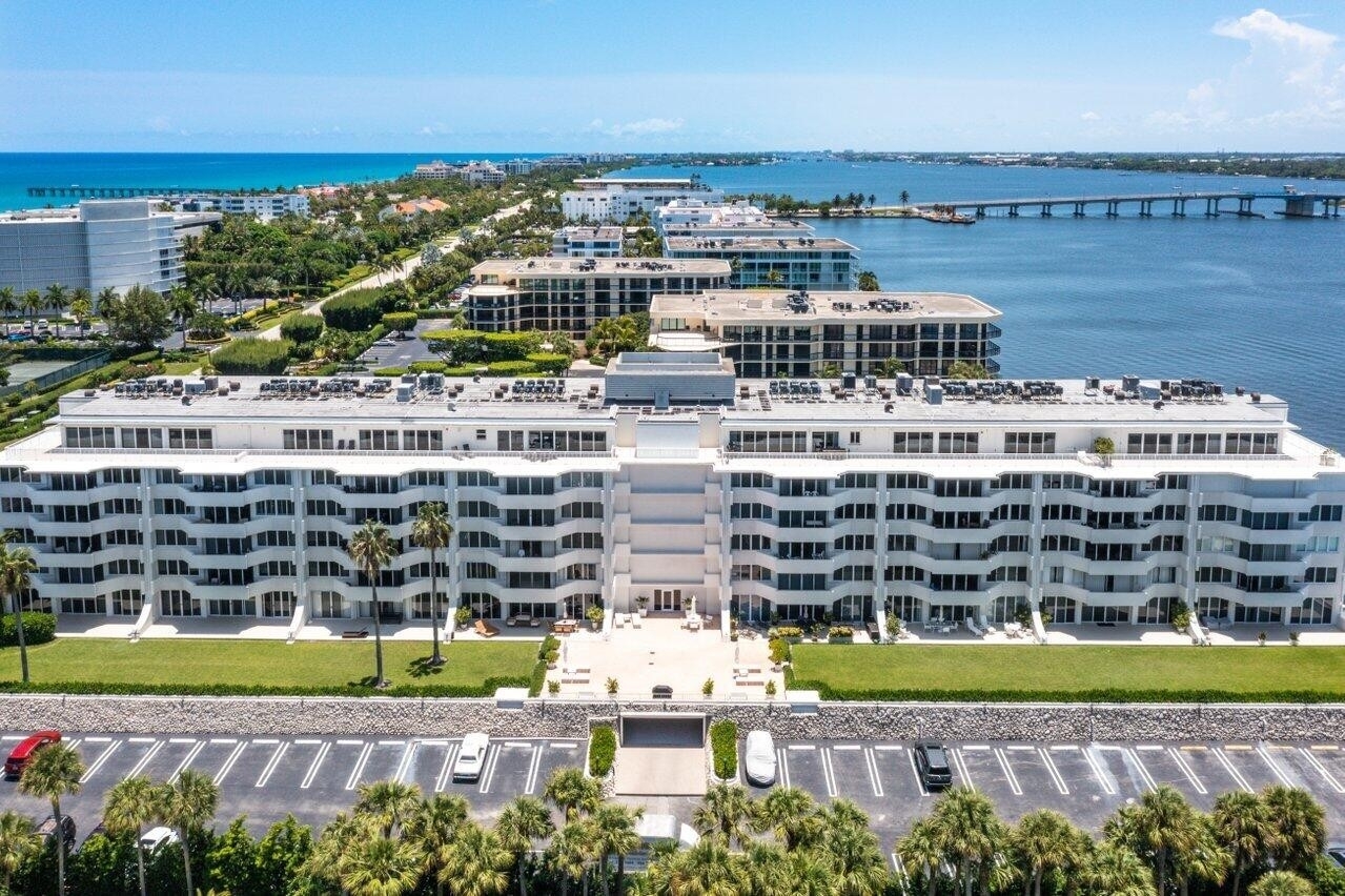 26. Condominiums for Sale at 2773 S Ocean Boulevard, F Palm Beach, FL 33480