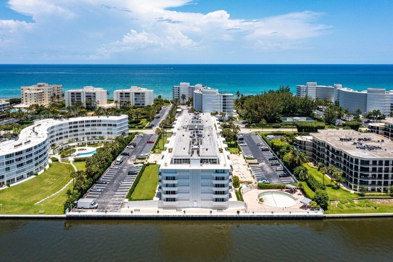 25. Condominiums for Sale at 2773 S Ocean Boulevard, F Palm Beach, FL 33480
