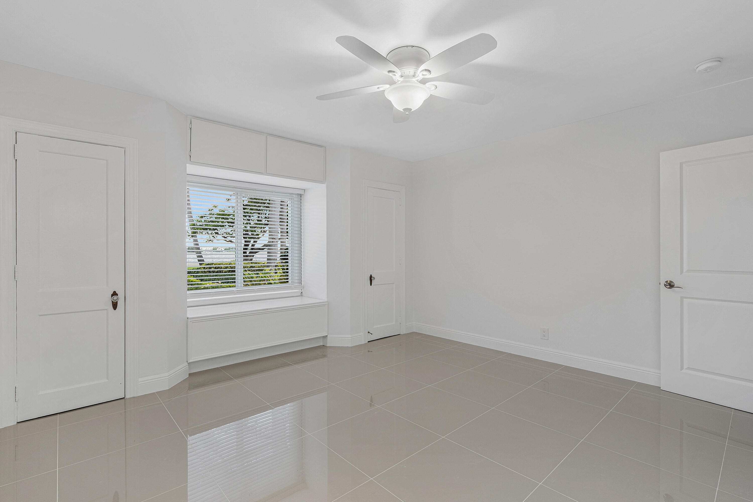 24. Single Family Homes for Sale at South End, West Palm Beach, FL 33405