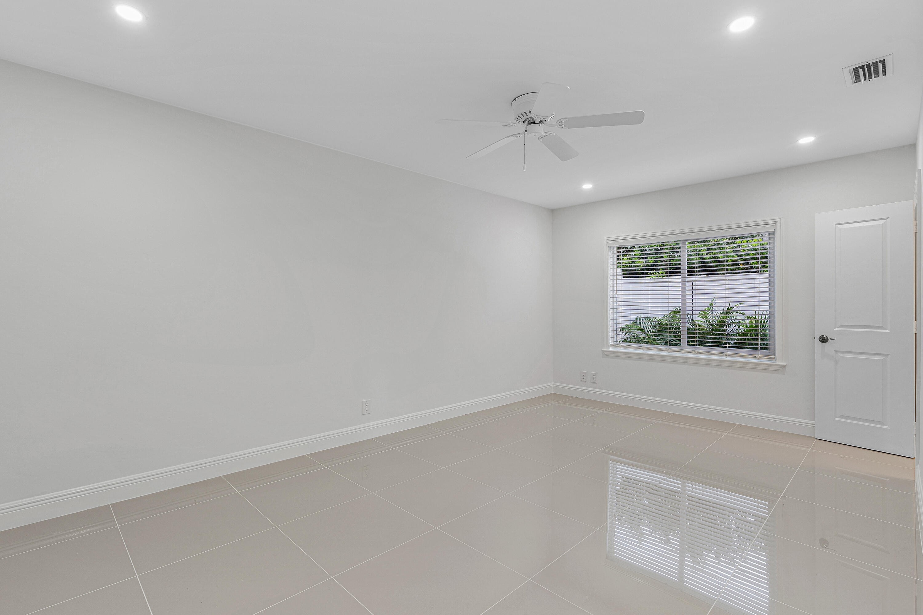29. Single Family Homes for Sale at South End, West Palm Beach, FL 33405