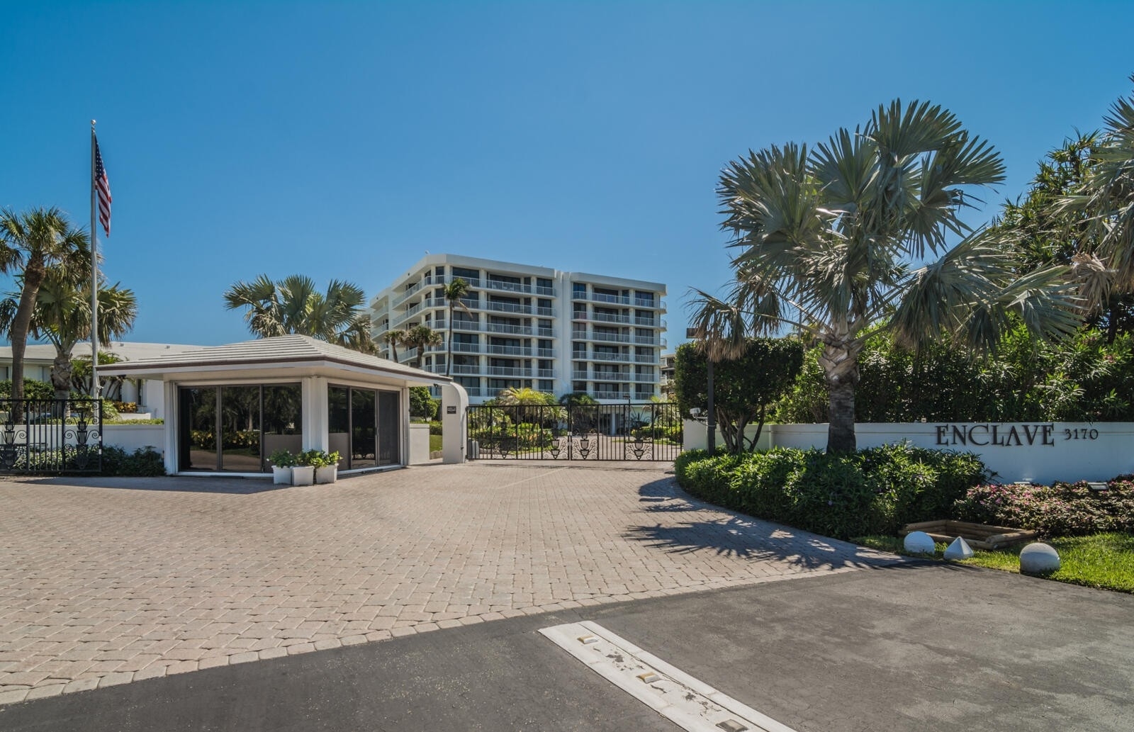 38. Condominiums for Sale at 3170 S Ocean Boulevard, N204 Palm Beach, FL 33480