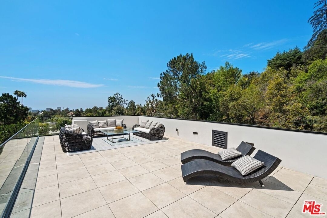35. Single Family Homes for Sale at Beverly Hills, CA 90210