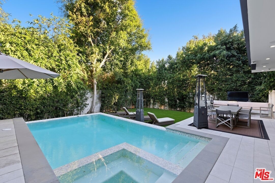 22. Single Family Homes for Sale at Nichols Canyon, Los Angeles, CA 90046