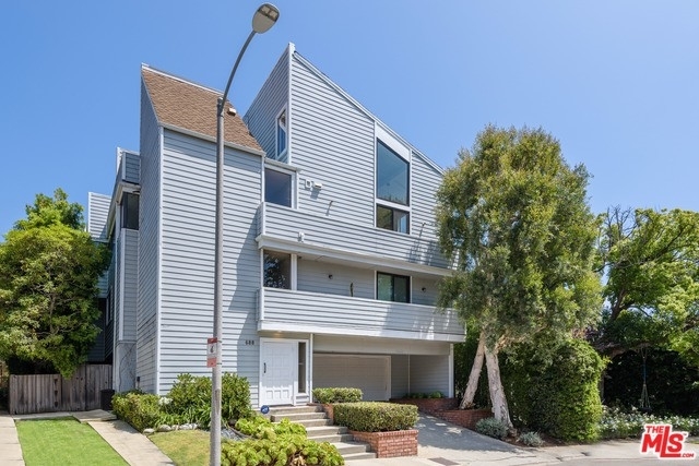 1. Single Family Townhouse at 688 BIENVENEDA Ave, 2 Pacific Palisades