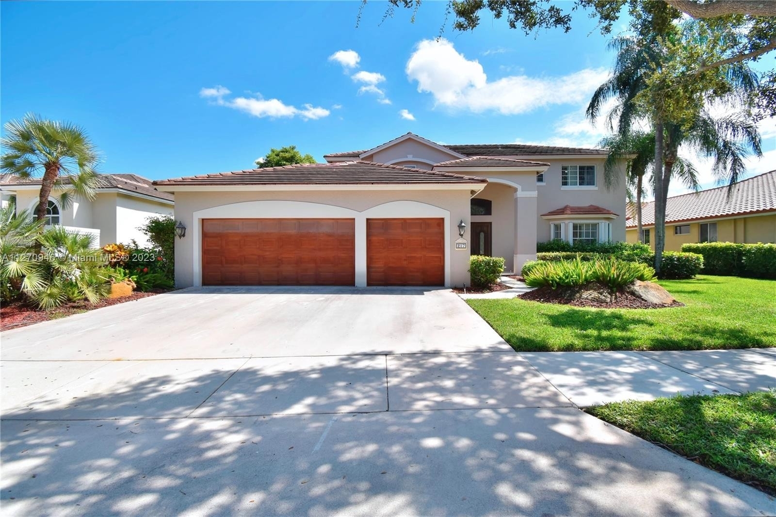 Single Family Home for Sale at Weston, FL 33327