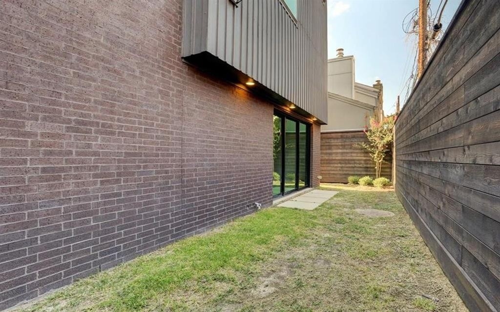 12. Single Family Townhouse for Sale at 1917 Potomac Drive, D Great Uptown, Houston, TX 77057