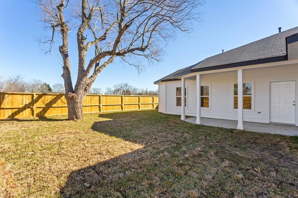 16. Single Family Homes for Sale at Sunnyside, Houston, TX 77051