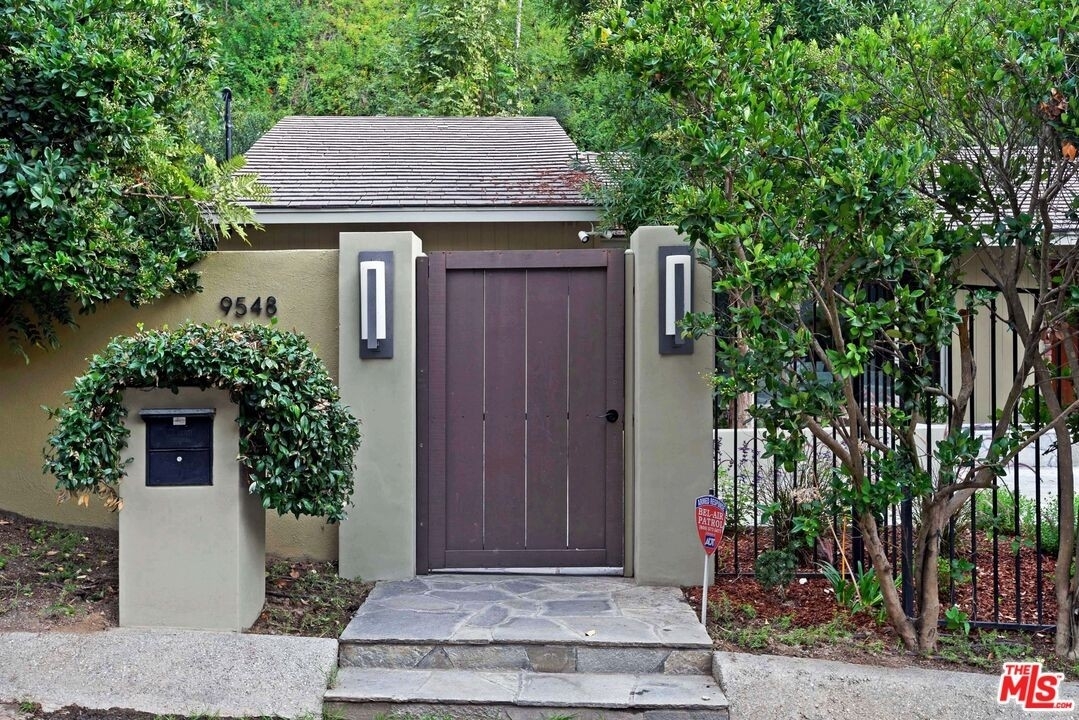 1. Single Family Homes для того Продажа на Беверли Хиллс, CA 90210