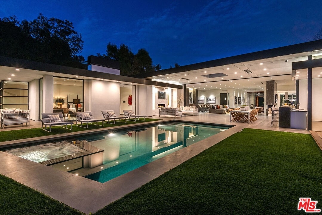 40. Single Family Homes at Beverly Hills