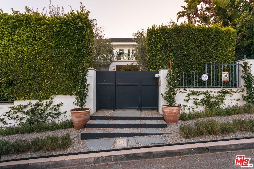 Maison unifamiliale pour l Vente à Nichols Canyon, Los Angeles, CA 90046