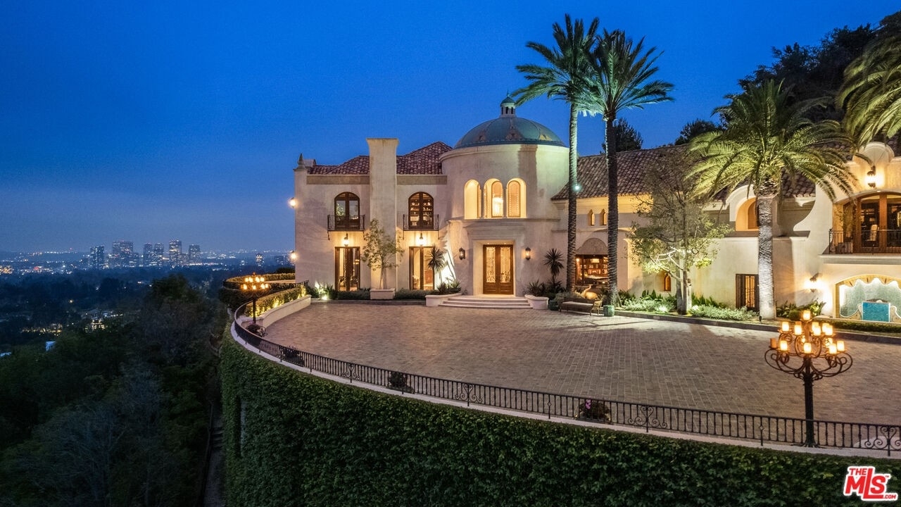 Maison unifamiliale pour l Vente à Beverly Hills, CA 90210