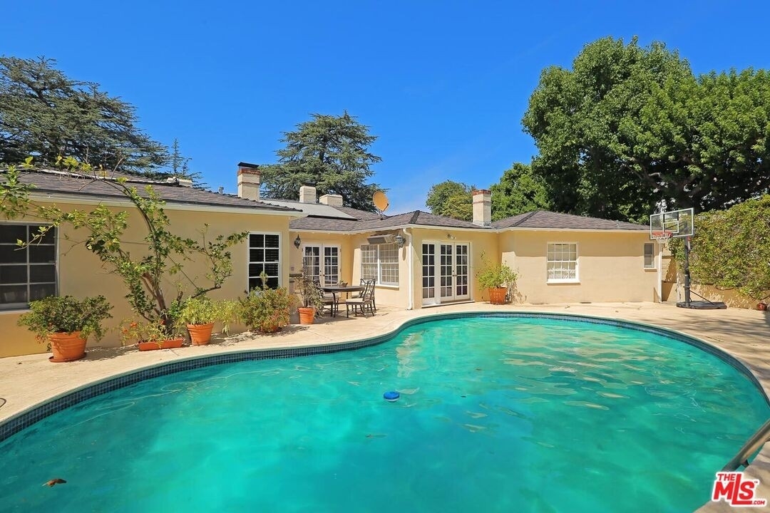 29. Single Family Homes for Sale at Westwood, Los Angeles, CA 90049