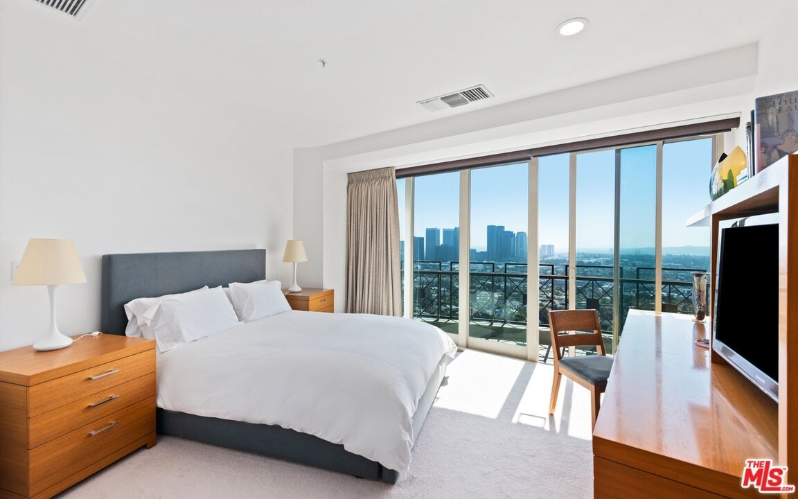 19. Condominiums for Sale at 10580 Wilshire Blvd, 24SE Westwood, Los Angeles, CA 90024