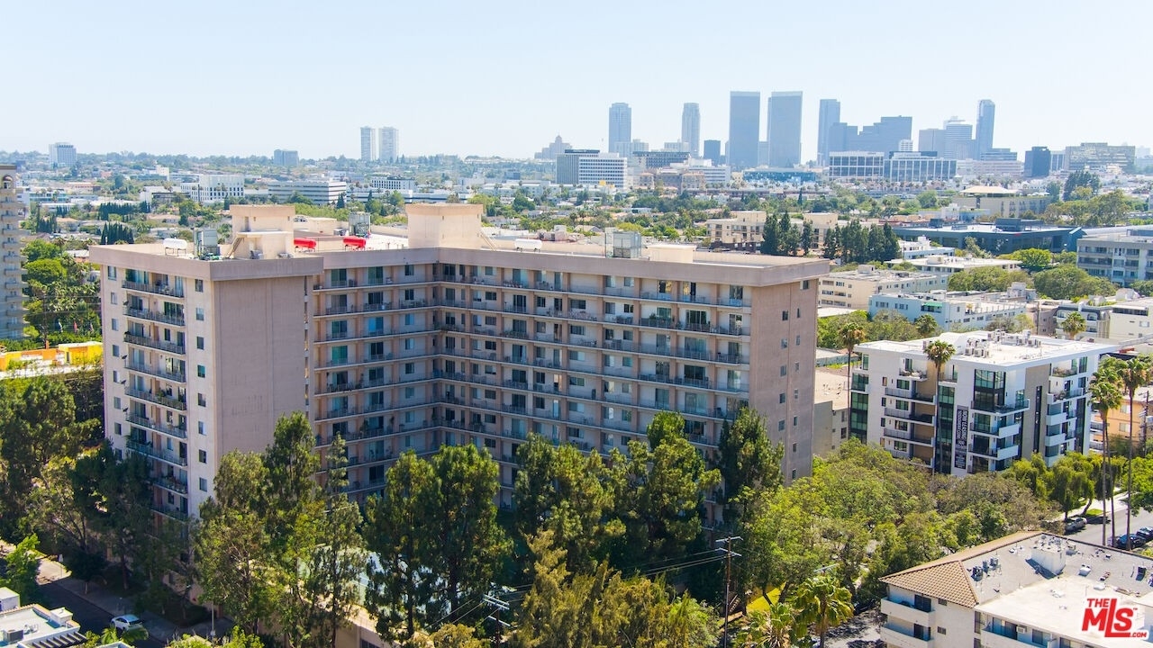 4. Condominiums at 100 S Doheny Dr, 421 Los Angeles