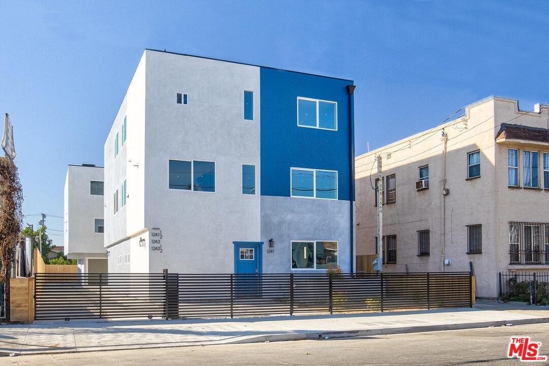Multi Family Townhouse for Sale at Olympic Park, Los Angeles, CA 90006