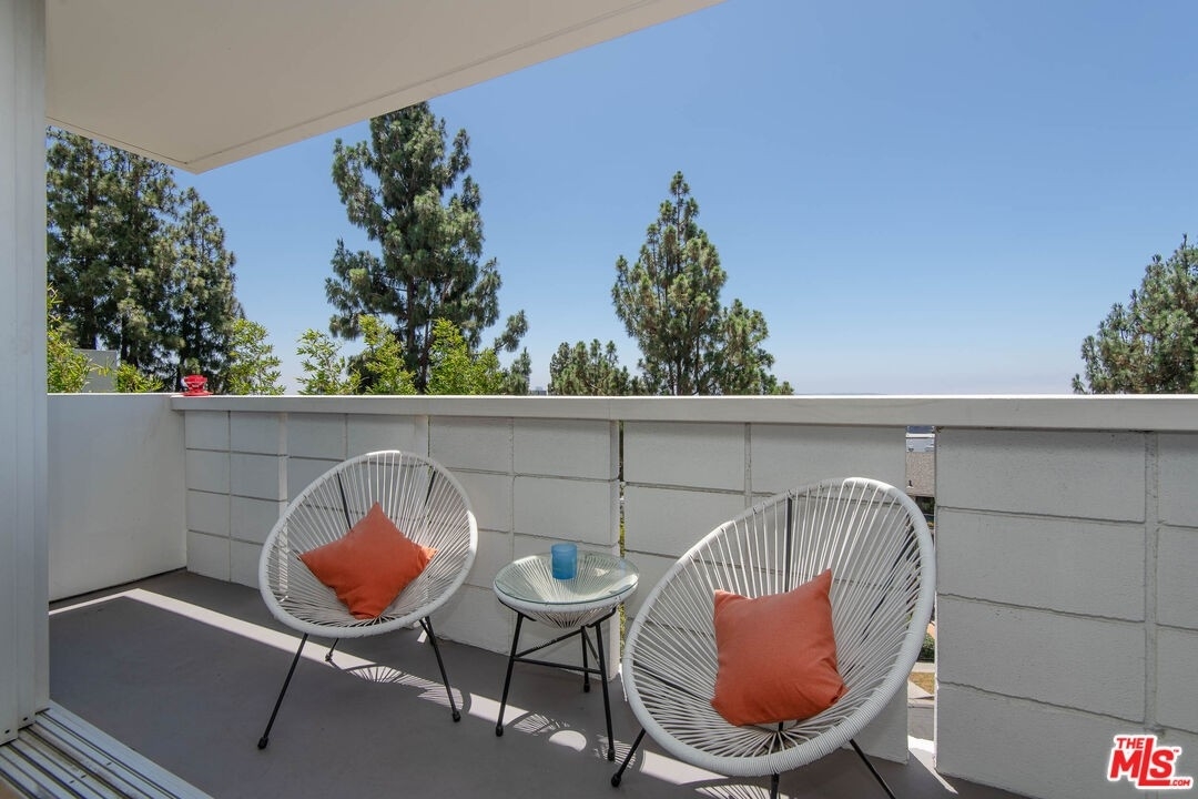 4. Condominiums for Sale at 8787 Shoreham Dr, 205 West Hollywood, CA 90069