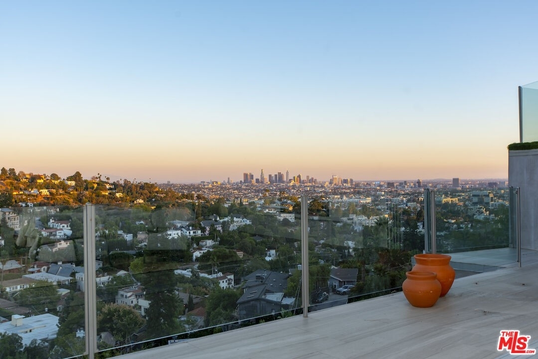 17. Single Family Homes for Sale at Hollywood Hills, Los Angeles, CA 90068
