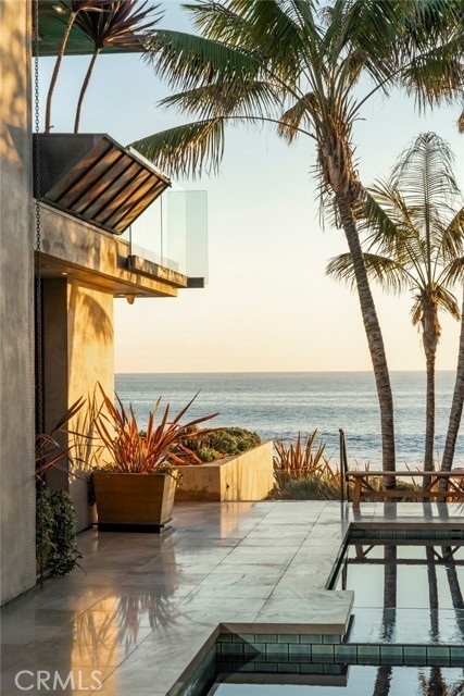 37. Single Family Homes for Sale at Victoria Beach, Laguna Beach, CA 92651