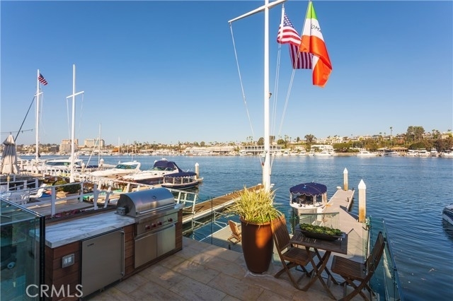 27. Single Family Homes for Sale at Lido Isle, Newport Beach, CA 92663