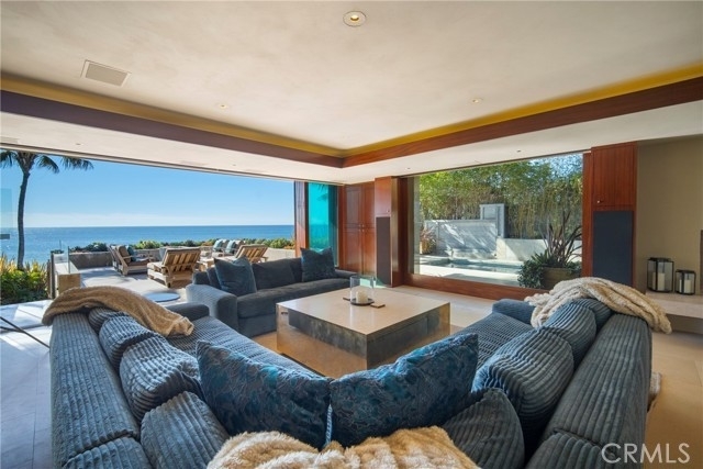 23. Single Family Homes for Sale at Victoria Beach, Laguna Beach, CA 92651