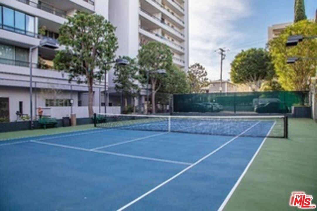 30. Condominiums for Sale at 1100 Alta Loma Rd, 1505 West Hollywood, CA 90069