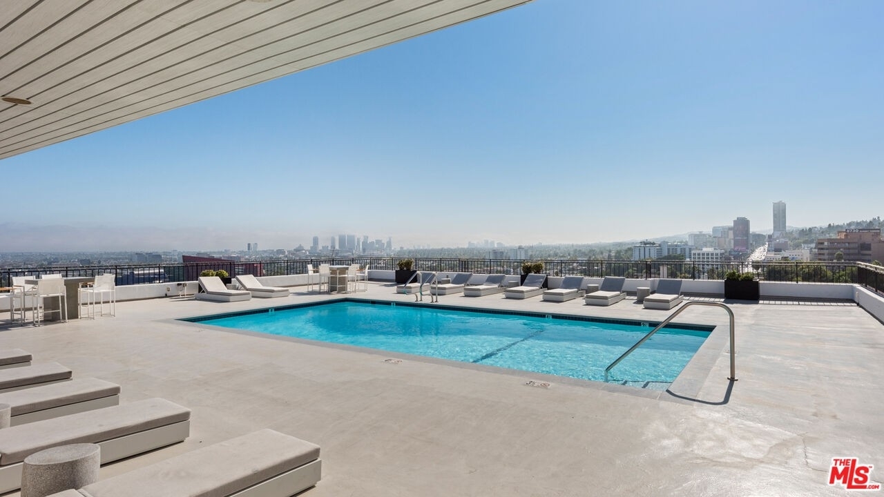 27. Condominiums for Sale at 1100 Alta Loma Rd, 1505 West Hollywood, CA 90069