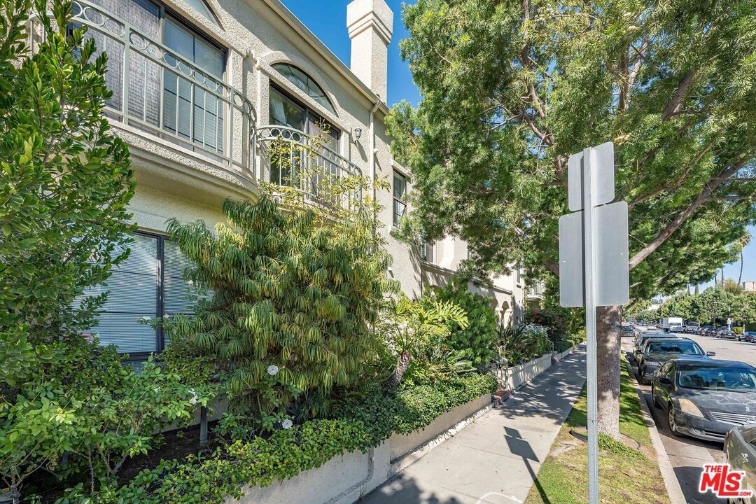 23. Single Family Townhouse for Sale at Beverly Hills, CA 90212
