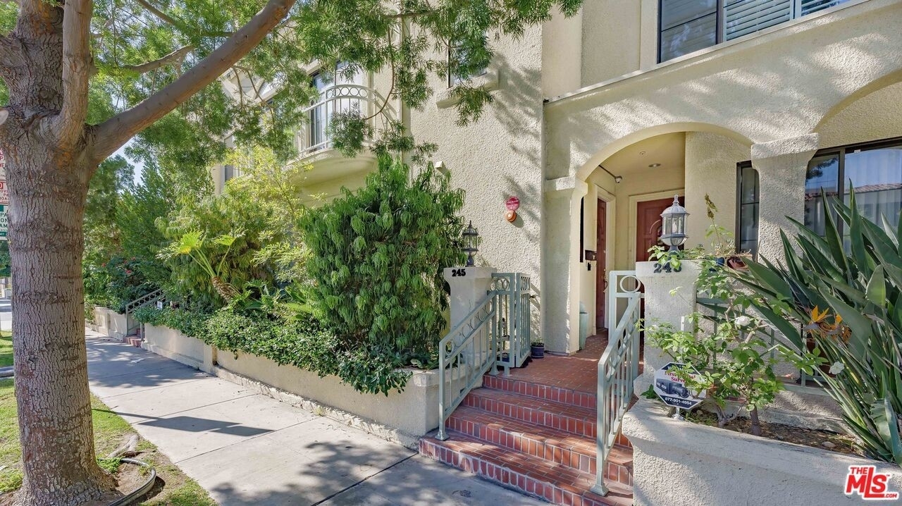 1. Single Family Townhouse for Sale at Beverly Hills, CA 90212