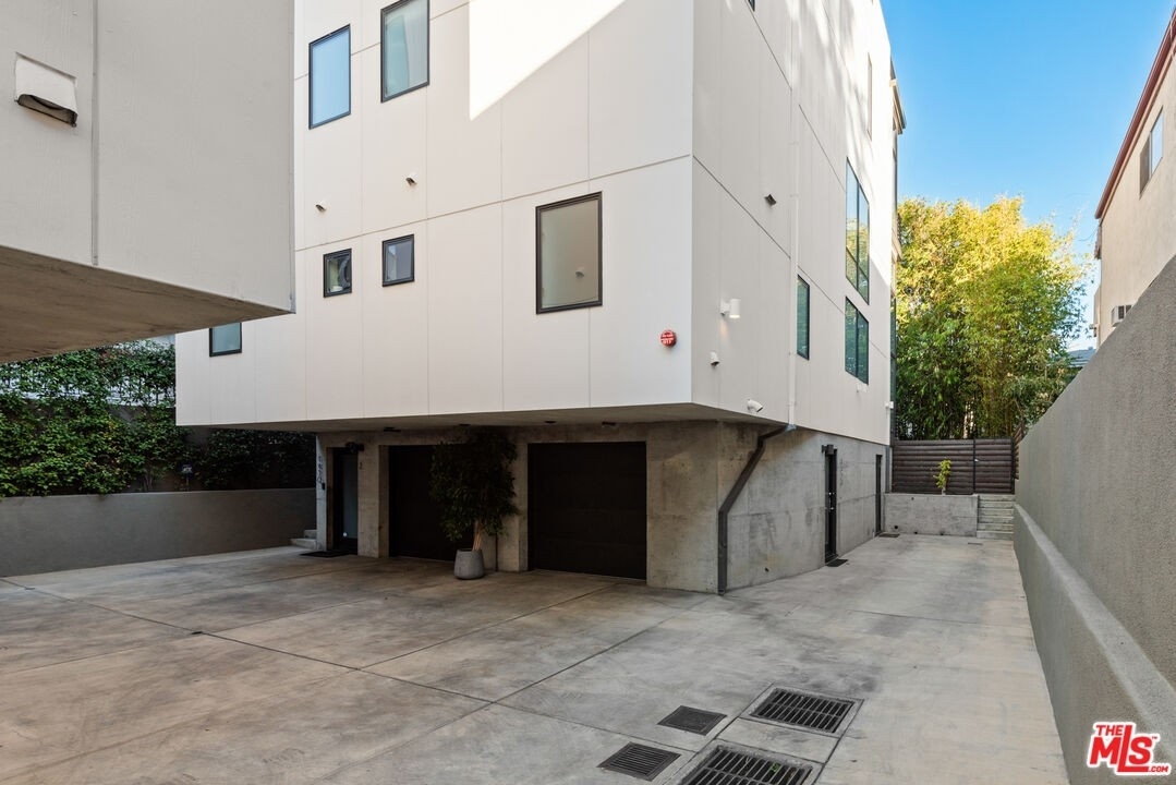 27. Single Family Townhouse for Sale at 1430 N Vista St, 1 Hollywood Hills West, Los Angeles, CA 90046