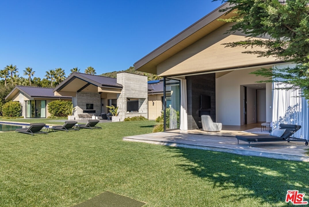 28. Single Family Homes for Sale at Malibu, CA 90265