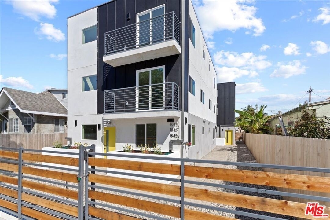 1. Multi Family Townhouse for Sale at Pico Union, Los Angeles, CA 90007