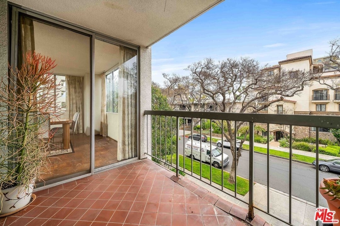 8. Condominiums for Sale at 321 N Oakhurst Dr, 305 Beverly Hills, CA 90210