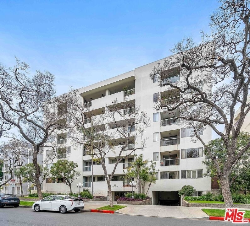 12. Condominiums for Sale at 321 N Oakhurst Dr, 305 Beverly Hills, CA 90210