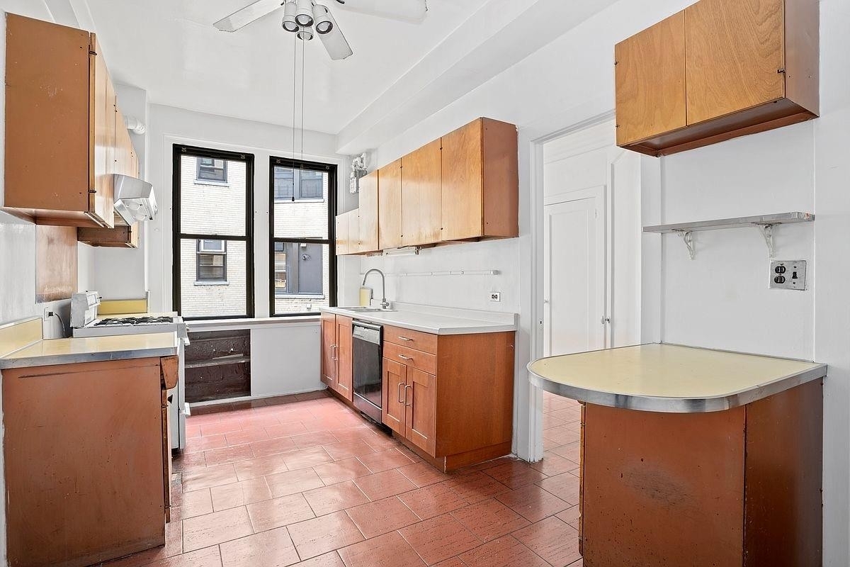 5. Co-op Properties for Sale at Park-86 Apartment Corp., 1040 PARK AVE, 11C Carnegie Hill, New York, NY 10028