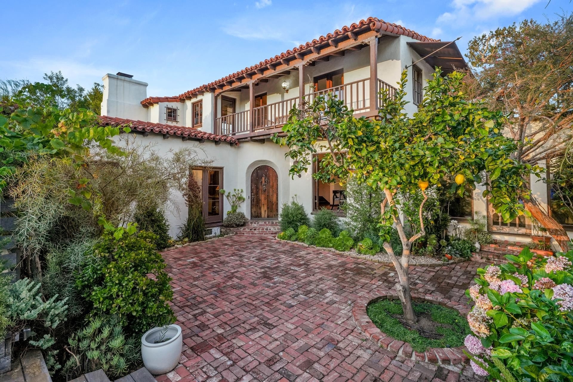 216 Notteargenta Rd Pacific Palisades, CA 90272