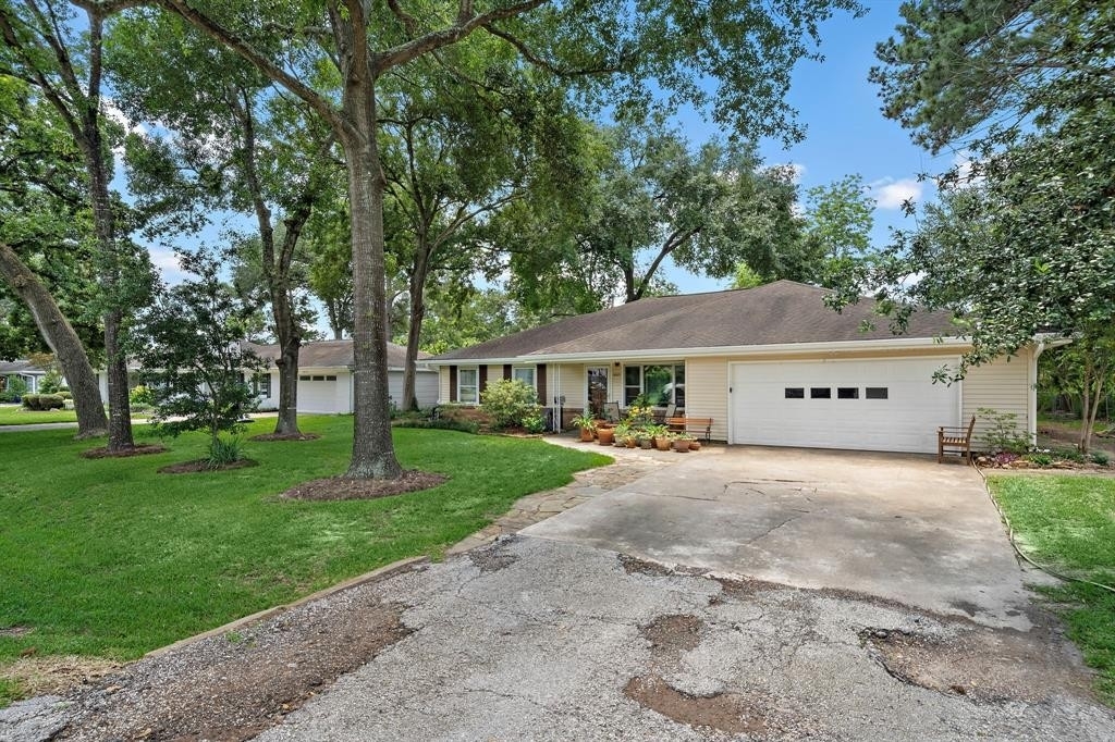 3. Single Family Homes for Sale at Spring Branch Oaks, Houston, TX 77080