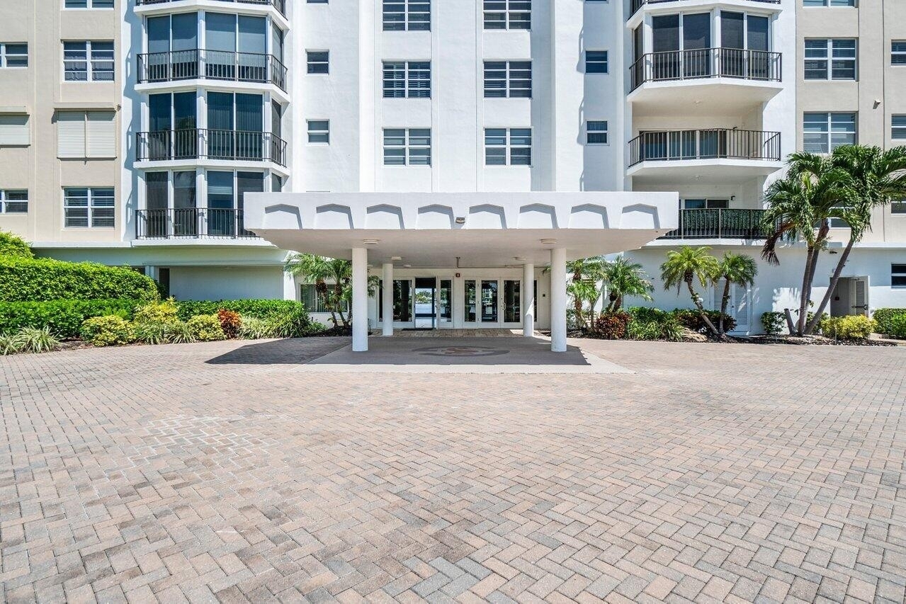 3. Condominiums for Sale at 400 Seasage Drive, 206 Delray Beach Association, Delray Beach, FL 33483