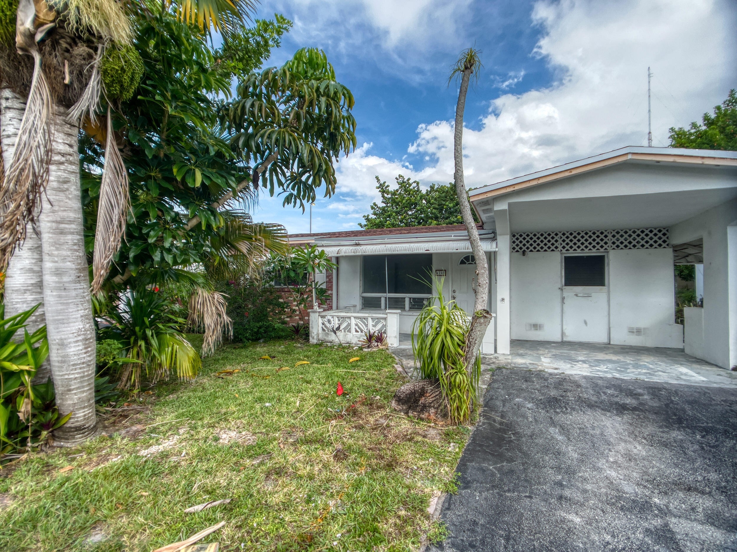 4245 NW 52nd Avenue Lauderdale Lakes, FL 33319