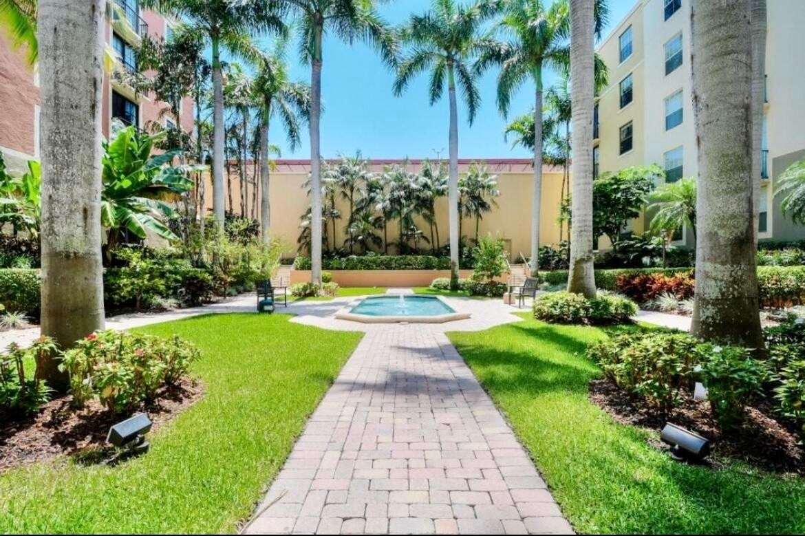 27. Condominiums for Sale at 780 S Sapodilla Avenue, 207 Downtown West Palm Beach, West Palm Beach, FL 33401