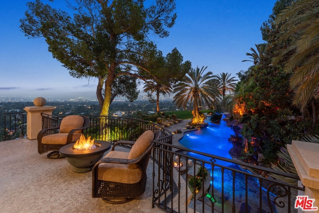 26. Single Family Homes for Sale at Beverly Hills, CA 90210