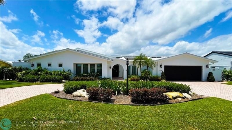 2. Single Family Homes pour l Vente à Landings, Fort Lauderdale, FL 33308