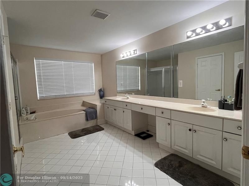26. Single Family Homes for Sale at Weston, FL 33331