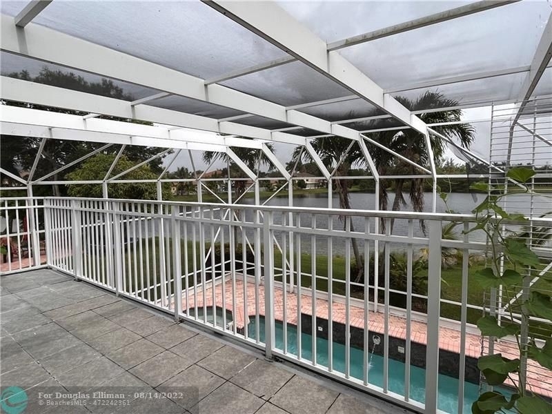 27. Single Family Homes for Sale at Weston, FL 33331