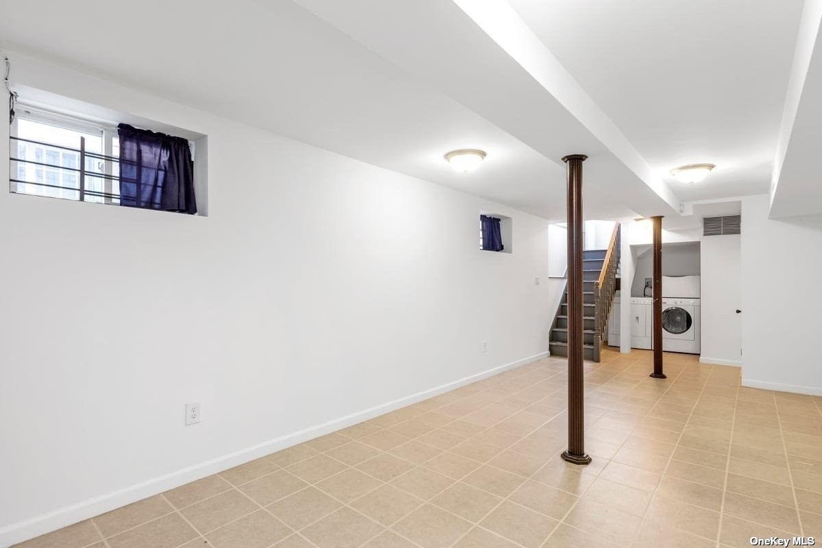 17. Single Family Townhouse for Sale at Maspeth, Queens, NY 11378