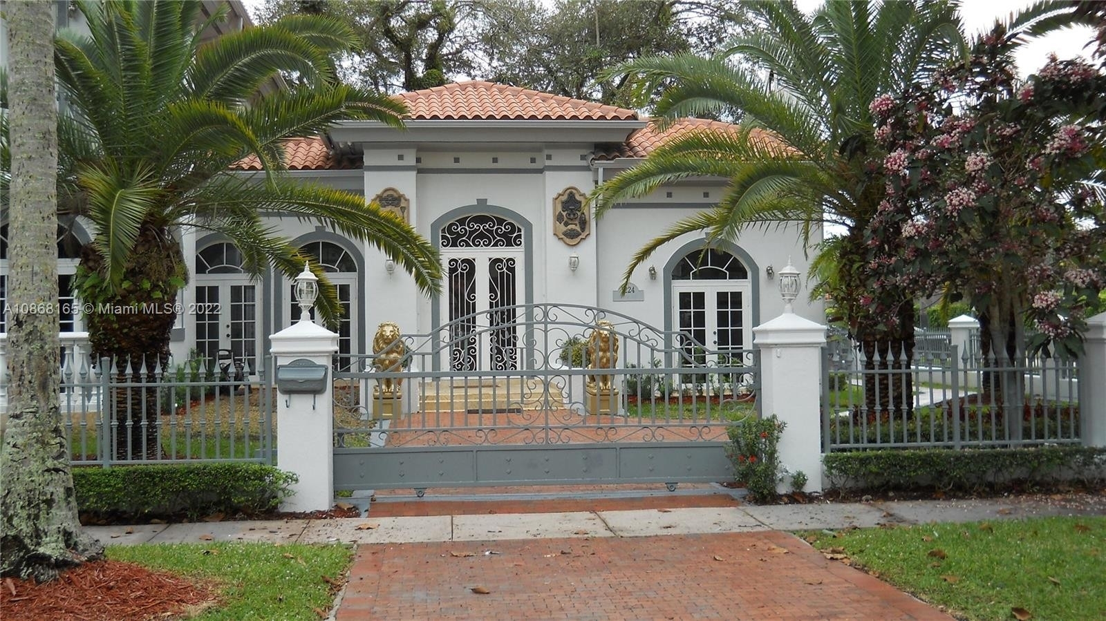Дом на одну семью для того Продажа на Country Club Section, Coral Gables, FL 33134