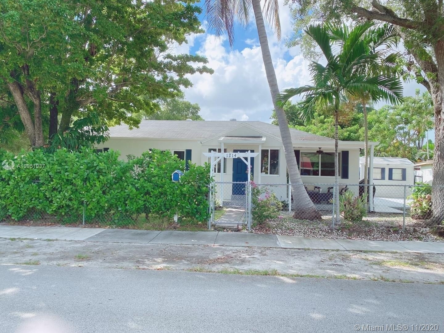 2. Single Family Homes pour l Vente à Coral Gate, Miami, FL 33135