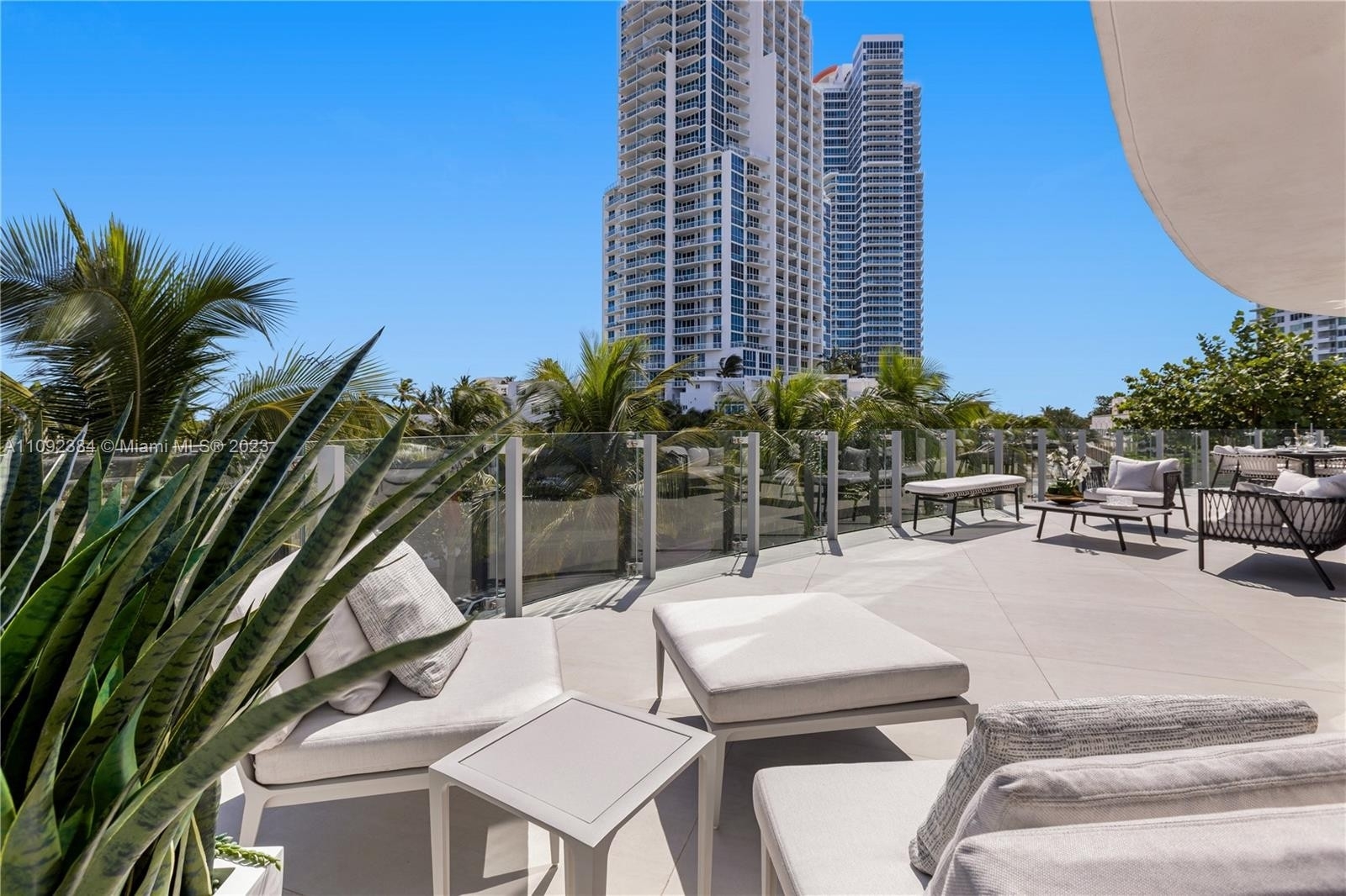 22. Condominiums for Sale at 1 Collins Ave, 306 SoFi, Miami Beach, FL 33139