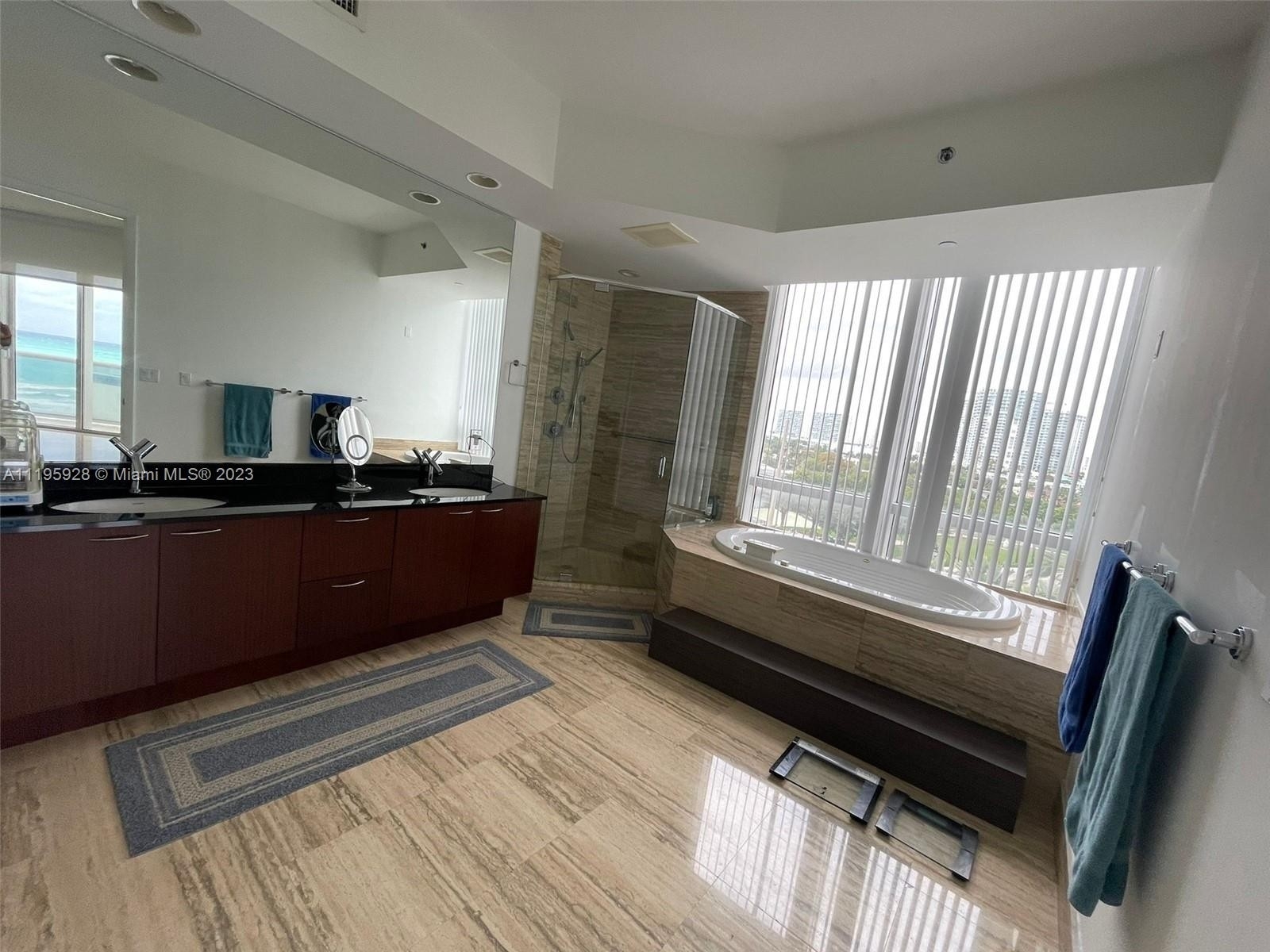 14. Condominiums for Sale at 15901 Collins Ave, 504 Sunny Isles Beach, FL 33160