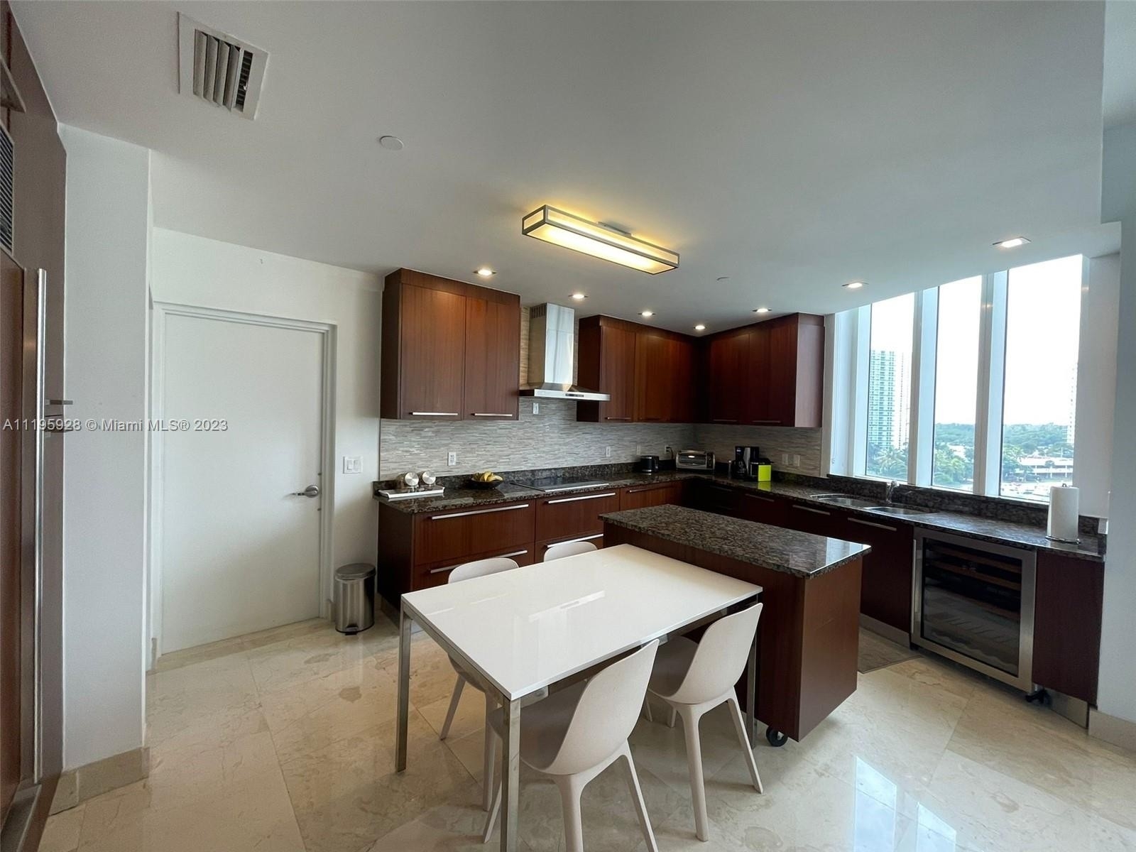 8. Condominiums for Sale at 15901 Collins Ave, 504 Sunny Isles Beach, FL 33160