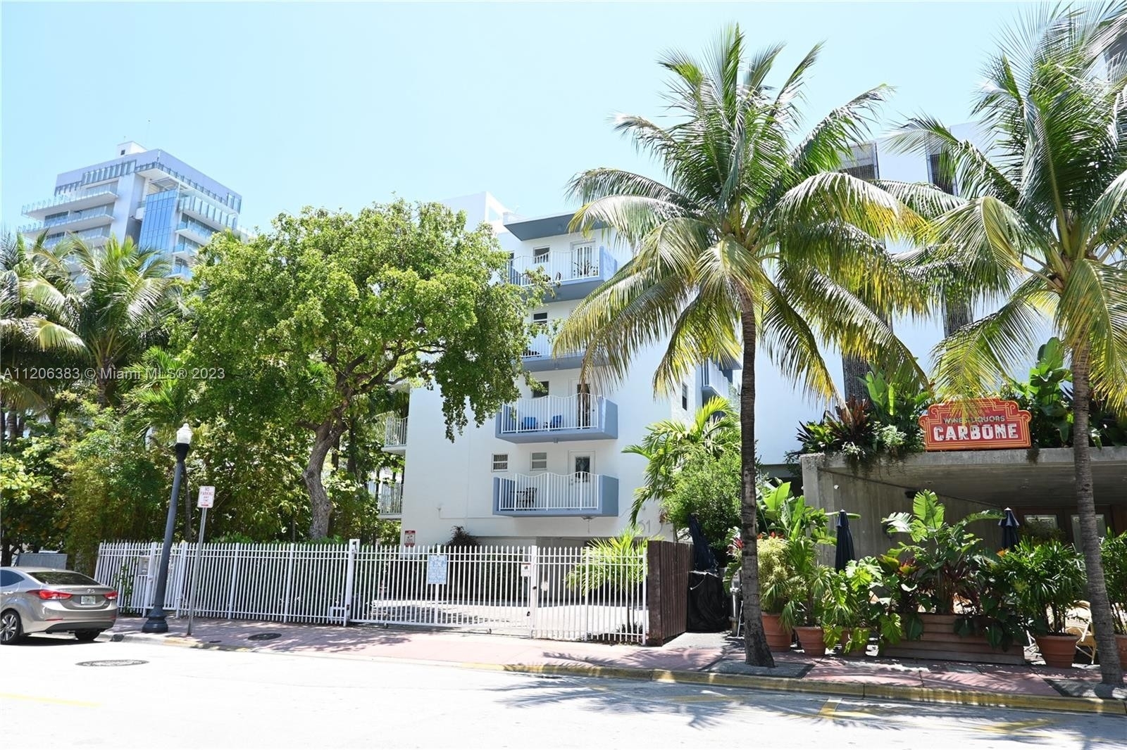 22. Condominiums for Sale at 61 Collins Ave, 201 SoFi, Miami Beach, FL 33139